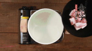 鮮肉冷水下鍋，加姜片焯水3分鐘。