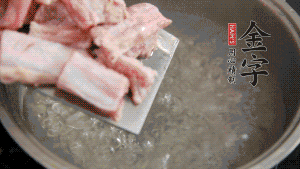 剁成塊狀的排骨洗凈，放入沸騰的鍋中，加姜片汆燙，2分鐘后撈出備用。