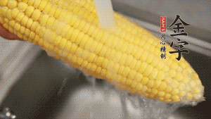 蓮藕切塊、玉米切段、荸薺削皮。