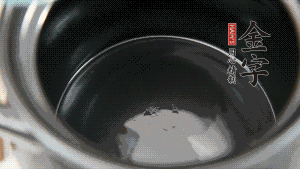 依次把排骨、玉米、蓮藕、荸薺放入砂鍋中。（根據(jù)食材的難易熟度放置，難熟的放下面，其他湯品也是一樣。）