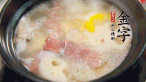 出鍋前加適量鹽調(diào)味，撒香菜點綴就可以啦。