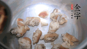 將汆燙好的豬蹄塊、蹄片 、筍段、姜片放入鍋中，放黃酒調(diào)味。