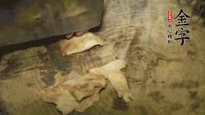 加適量溫水淹沒食材，大火燉至水沸后再小火慢燉1小時(shí)，出鍋前10分鐘加枸杞。（焯過水后的豬蹄不應(yīng)再用涼水，用溫水燉煮更容易軟爛。也可以用高壓鍋或者有煲湯功能的電飯煲，省時(shí)又便于入味。）