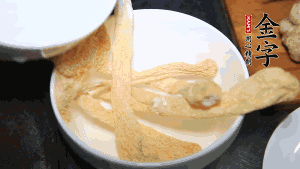 竹蓀淡鹽水泡發(fā)后，剪去菌蓋頭（封閉的一端），切成小段。生姜切片，蔥切段備用。