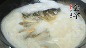 然后加竹蓀段、姜片、枸杞、火腿片，以少量鹽、黃酒調(diào)味，大火燉煮10分鐘。