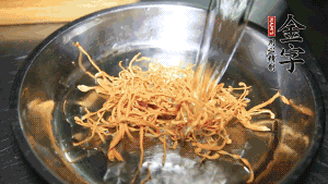 蟲草花用涼水浸泡10分鐘，干香菇溫水泡發(fā)至軟去蒂備用。蓮子、紅棗也可一同清洗干凈。