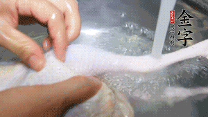 土雞處理干凈。（如果買不到土雞，一般的雞也是可以的，不過需要汆水。溫水下鍋汆燙7分鐘左右，汆燙時需要適時翻動。汆燙雞肉是為了去掉生腥味，也是一次徹底清潔的過程，可以使燉出的湯清爽而不渾濁，鮮香而無異味）