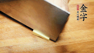 將雞、生姜片、火腿片放入砂鍋中，注入清水淹沒雞身。（燉湯最適宜冷水下鍋，隨著水溫的慢慢升高，原料會充分釋放出營養(yǎng)。）