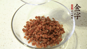 【月餅餡】2．火腿丁、白砂糖、蜂蜜攪拌腌漬2小時(shí)。