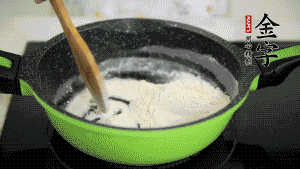 【月餅餡】3．把面粉放入干凈的炒鍋，小火加熱不斷翻炒，至呈微黃色熟透。在腌漬好的火腿丁中加熟面粉，拌勻后，加黃油拌勻揉搓成12個(gè)小球，放冰箱冷藏備用。