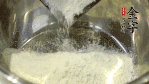 【油皮】1．將油皮材料放入料盆中，緩緩加100ml水，攪拌成雪花片狀。在案板上反復(fù)揉搓成有一定筋度的光潔面團(tuán)，搓成12個(gè)團(tuán)子。