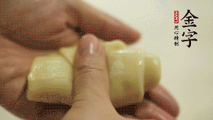 【包月餅】1．面劑兩頭向中間捏緊， 把光滑一面向下，按扁后搟成圓形面皮。餡料放在面皮中心，把餡料包緊，捏緊收口。