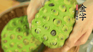 從蓮蓬中取出新鮮蓮子，剝?nèi)ネ鈿ず?，再小心剝?nèi)グ咨∧ぁ＃▌兊舭咨∧さ纳徸涌诟猩蠒?，入口更顯清甜）