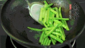 鍋中倒油，油溫7成熱時，放入四季豆煸炒至變色，然后放入香腸均勻翻炒，加少許清水燜煮1分鐘。