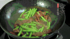 然后再加入鮮蓮子一起翻炒，至熟后加少許鹽調(diào)味就可以了。