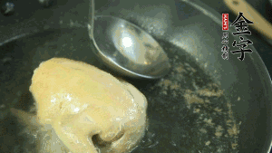 鴿子去毛和內(nèi)臟，處理干凈。大火燒開鍋中的水，放入鴿子汆燙3分鐘，撇清血沫，撈出備用。（為了保證湯色純正，肉類在煲制前要先去除殘留的血水，煲湯時(shí)一定要冷水下鍋，這樣肉里的蛋白質(zhì)才可以充分地溶解到湯里，湯的味道才會(huì)鮮美。）