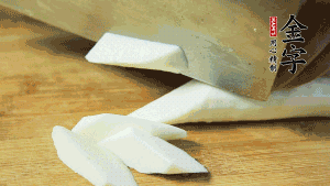 生姜刮去皮切成片，山藥去皮洗凈切成小塊備用。（山藥建議選擇軟糯的鐵棍山藥，口感上更好喲~）