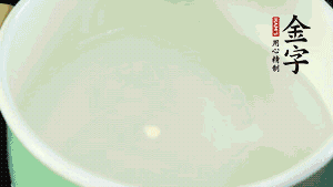 鍋中盛涼水，放入汆燙好的鴿子、火腿片、生姜片。