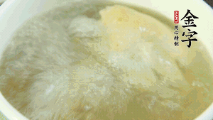 待湯水滾開后，再加入山藥塊，以料酒調(diào)味。