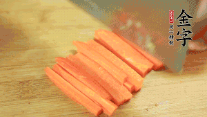 洋蔥、青椒、胡蘿卜切成粒備用。