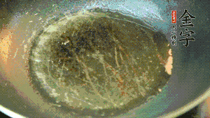 熱油起鍋，依次放入胡蘿卜粒、青椒粒、洋蔥粒煸炒均勻。