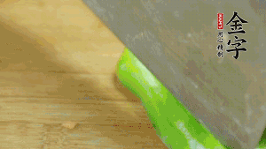 大蒜切成小段，青椒去籽滾刀切成塊。