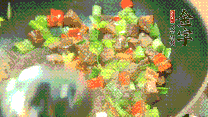 熱油起鍋，依次加入青椒塊、牛肉、大蒜煸炒均勻。