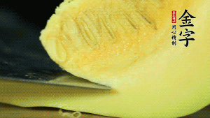 胡蘿卜切滾刀塊，小南瓜取一半去籽去皮切塊備用。