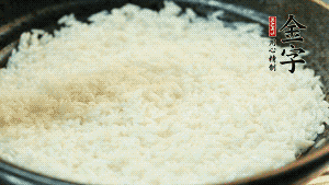 浸泡后的大米加入2湯匙生抽、1湯匙老抽調(diào)味。