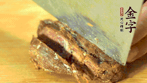 金字鹵牛肉切成小塊。