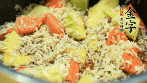 加入切好的胡蘿卜塊和南瓜塊、鹵牛肉塊攪拌均勻。放入電飯煲，按“煮飯模式”。