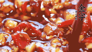 加入蒜末后攪拌均勻，讓每一種味道更加融合。(這個(gè)醬汁是不是看起來很誘人啊^_^)