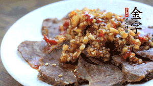 最后把醬汁淋到牛肉上即可，撒上芝麻、香菜。也可以把牛肉和醬汁攪拌均勻，讓牛肉與醬汁更加入味。