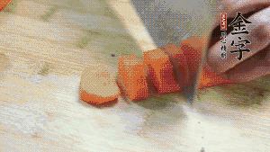 食材洗凈后，胡蘿卜切成塊，鮮香菇切成十字花刀備用。