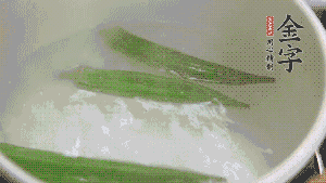 在煮面湯時，就可以做其他步驟了。比如把秋葵汆水，橫切成星星造型；雞蛋煮熟，切成兩半；黃瓜切成絲。