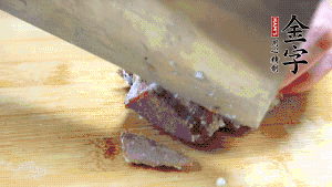 金字鹵牛肉打開包裝，把牛肉切成片狀。（眼見為實，用一整塊牛肉鹵制的鹵牛肉哦，牛肉的香氣感覺撲鼻而來有木有?。。。?>
					</div>
					<span>步驟 6/7</span>
					<p>金字鹵牛肉打開包裝，把牛肉切成片狀。（眼見為實，用一整塊牛肉鹵制的鹵牛肉哦，牛肉的香氣感覺撲鼻而來有木有?。。。?/p>
				</li><li>
					<div   id=