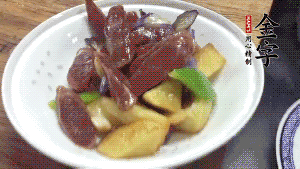 加少量生抽、鹽、糖、雞精調(diào)味，炒熟出鍋即可。