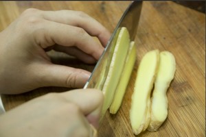 火腿切片，生姜切片。