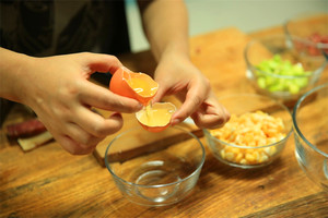 雞蛋蛋白和蛋黃分開，把蛋黃打散。