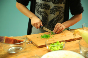 當然，如果你愛吃蔥，可以切點蔥花加入。