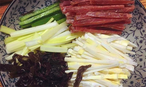 黑木耳泡發(fā)，黑木耳、韭黃、雷筍、青椒切成絲。