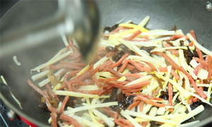 起油鍋，蒜茸煸香，倒入所有食材，加料酒翻炒至熟即可。