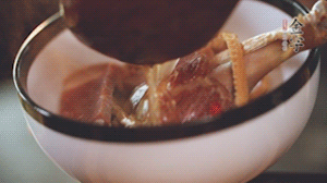 筍干提前冷水浸泡3小時(shí)，浸泡后將筍干撕成條狀。