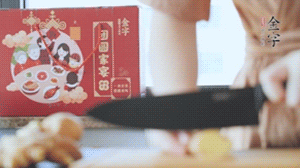 將處理好的老鴨放入冷水鍋中，丟入姜片，冷水煮沸去腥。