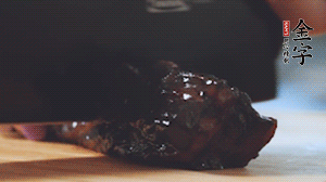 金字風(fēng)味醬肉切小塊。