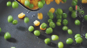 鍋7成熱時(shí)，下豌豆、玉米翻炒，再依次放醬肉、洋蔥碎、木耳碎。