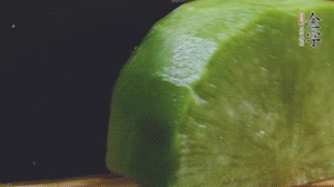 青蘿卜去皮切小塊。