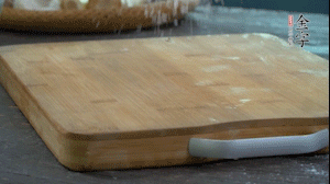 【面皮】3.案板撒點糯米粉，將面團搓成均勻的小團子。