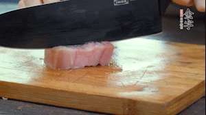 【餡料】1.金字淡咸肉加姜片料酒焯水，春筍焯水后切成小丁。