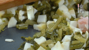 【餡料】2.鍋中油8成熱時，依次放入春筍、雪菜、淡咸肉，翻炒出香味。